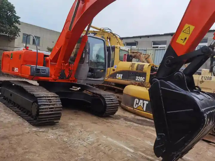 Popular Second Hand Hitachi Excavator Ex200 Used Hitachi Crawler Digger Original Made In Japan at Low Price For Sale - Lánctalpas kotró: 3 kép. Popular Second Hand Hitachi Excavator Ex200 Used Hitachi Crawler Digger Original Made In Japan at Low Price For Sale - Lánctalpas kotró: 3 kép.