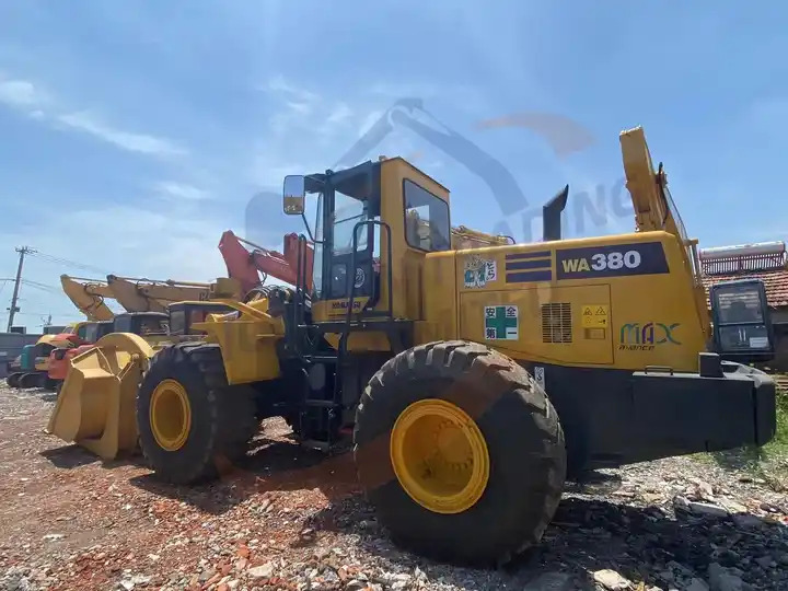 Second Hand Japan Made Komatsu Wa380-3 Front Loader Used Original Painting Komatsu Wa 380-3 in Stock for Sale - Gumikerekes homlokrakodó: 3 kép. Second Hand Japan Made Komatsu Wa380-3 Front Loader Used Original Painting Komatsu Wa 380-3 in Stock for Sale - Gumikerekes homlokrakodó: 3 kép.