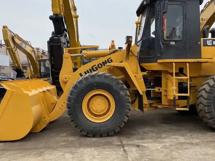 Second hand LiuGong wheel loader LG856 ,good condition chinese loader 856 wheel loader ,Liu gong Wheel Loader 856 Earth-moving - Gumikerekes homlokrakodó: 2 kép. Second hand LiuGong wheel loader LG856 ,good condition chinese loader 856 wheel loader ,Liu gong Wheel Loader 856 Earth-moving - Gumikerekes homlokrakodó: 2 kép.