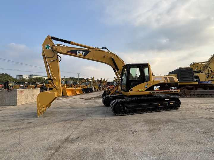 Selling Original Japanese Second-hand Cat 320C Excavator 20 Tons Caterpillar 320CL Excavator at Low Price - Lánctalpas kotró: 2 kép. Selling Original Japanese Second-hand Cat 320C Excavator 20 Tons Caterpillar 320CL Excavator at Low Price - Lánctalpas kotró: 2 kép.