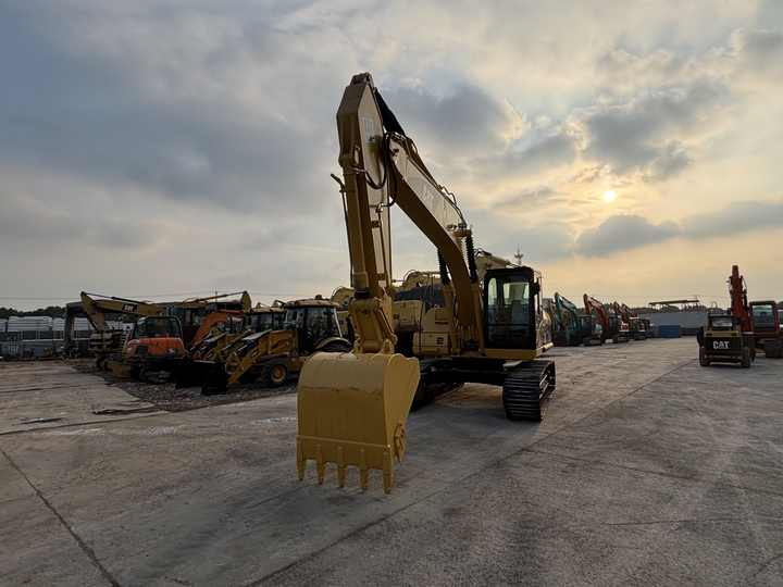 Selling Original Japanese Second-hand Cat 320C Excavator 20 Tons Caterpillar 320CL Excavator at Low Price - Lánctalpas kotró: 5 kép. Selling Original Japanese Second-hand Cat 320C Excavator 20 Tons Caterpillar 320CL Excavator at Low Price - Lánctalpas kotró: 5 kép.