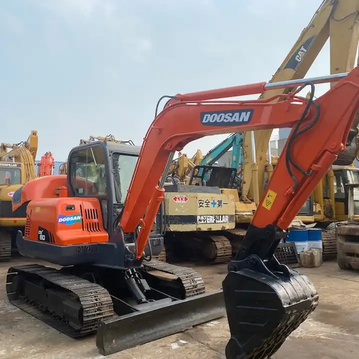 Used Doosan 6ton dx60 dx55 dx75 excavator made in Korea - Lánctalpas kotró: 1 kép. Used Doosan 6ton dx60 dx55 dx75 excavator made in Korea - Lánctalpas kotró: 1 kép.