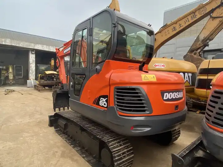 Used Doosan 6ton dx60 dx55 dx75 excavator made in Korea - Lánctalpas kotró: 5 kép. Used Doosan 6ton dx60 dx55 dx75 excavator made in Korea - Lánctalpas kotró: 5 kép.