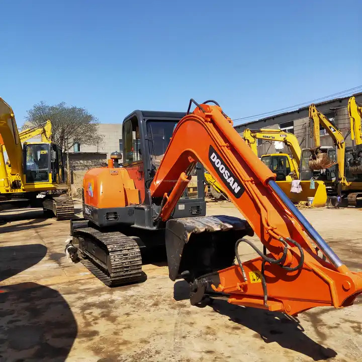 Used Doosan Machinery for Sale Mini excavator DH55-V DH60-7 for sale Fast Delivery Competitive Price Digger Hydraulic Excavator - Lánctalpas kotró: 3 kép. Used Doosan Machinery for Sale Mini excavator DH55-V DH60-7 for sale Fast Delivery Competitive Price Digger Hydraulic Excavator - Lánctalpas kotró: 3 kép.