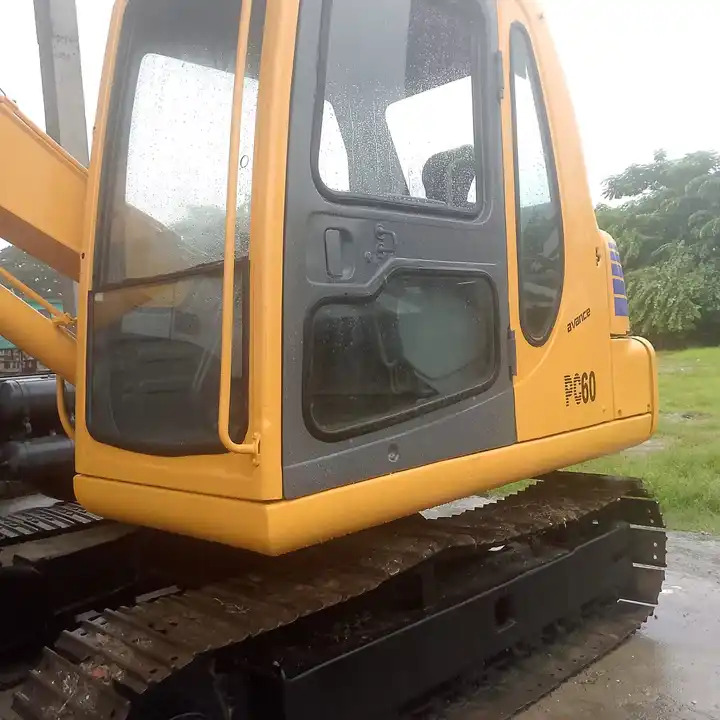 Used Komatsu PC56 PC60 PC70 PC120-6 PC130-7 PC200 PC220 Crawler Excavator - Kotrógép: 1 kép. Used Komatsu PC56 PC60 PC70 PC120-6 PC130-7 PC200 PC220 Crawler Excavator - Kotrógép: 1 kép.