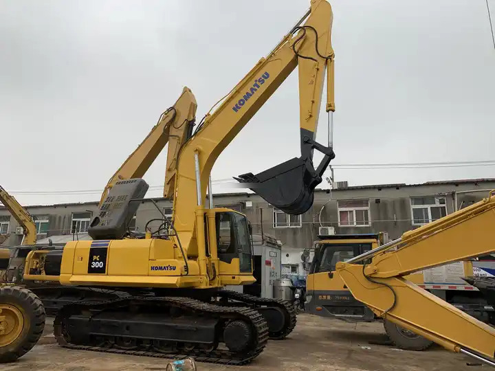 Used Komatsu excavator Pc300-7 in good condition for sale - Lánctalpas kotró: 3 kép. Used Komatsu excavator Pc300-7 in good condition for sale - Lánctalpas kotró: 3 kép.