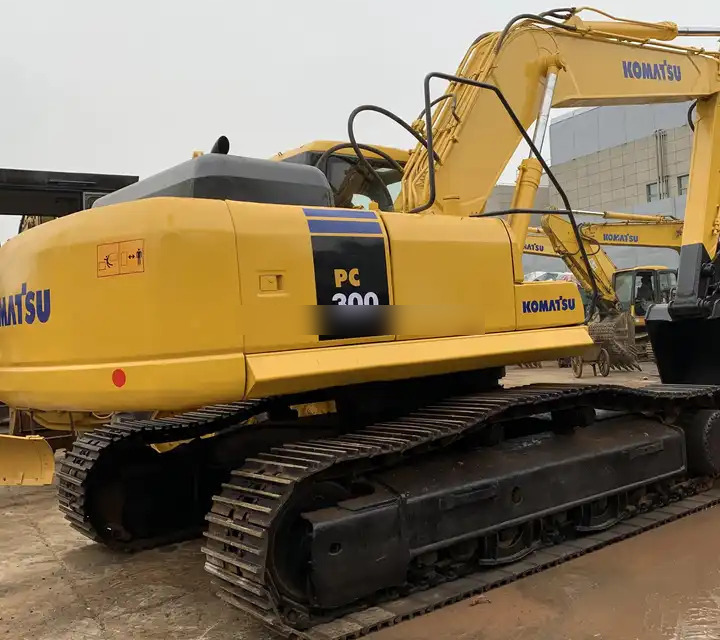 Used Komatsu excavator Pc300-7 in good condition for sale - Lánctalpas kotró: 1 kép. Used Komatsu excavator Pc300-7 in good condition for sale - Lánctalpas kotró: 1 kép.