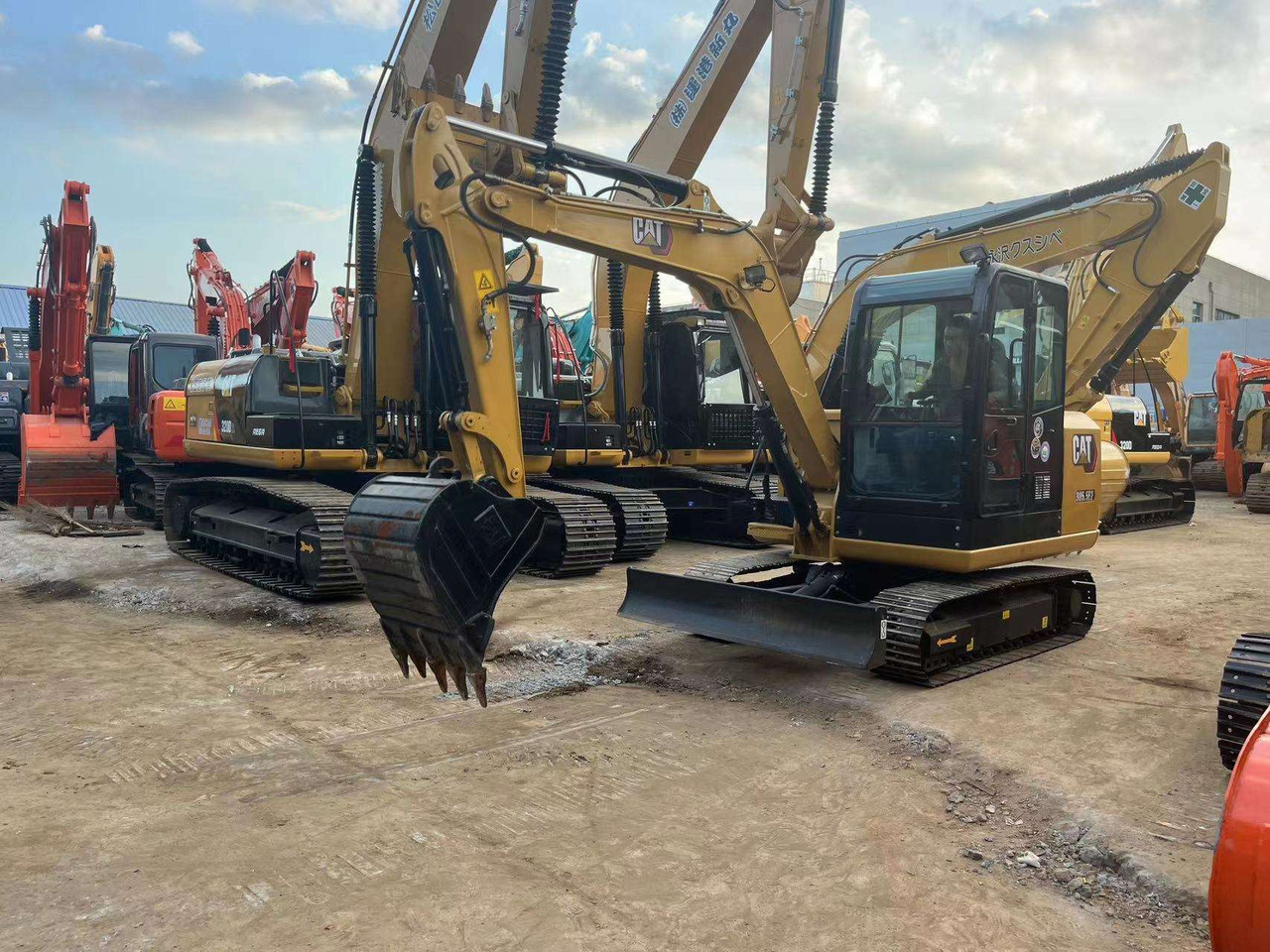 Used construction machine 305.5E2 CAT excavator mini 5 tons excavator in good condition on sale - Lánctalpas kotró: 2 kép. Used construction machine 305.5E2 CAT excavator mini 5 tons excavator in good condition on sale - Lánctalpas kotró: 2 kép.