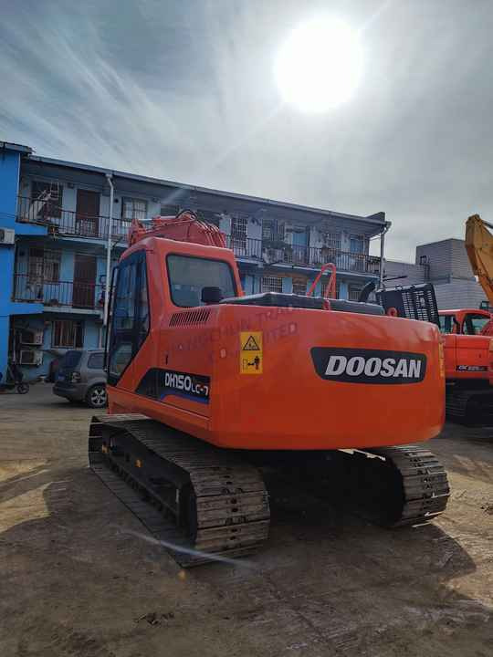 Used excavator doosan dh150 excavators machinery doosan dx60 dx80 dx75 dx225 Good Condition Low price wheel excavator - Lánctalpas kotró: 2 kép. Used excavator doosan dh150 excavators machinery doosan dx60 dx80 dx75 dx225 Good Condition Low price wheel excavator - Lánctalpas kotró: 2 kép.