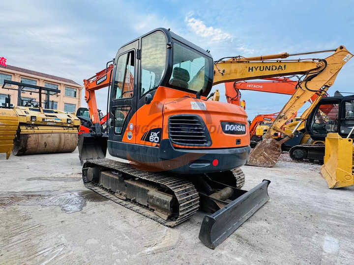 Used excavator doosan dx60 excavators earth-moving machinery doosan dx60 dx80 dx75 dx225 dh60 dh60-7for sale - Lánctalpas kotró: 3 kép. Used excavator doosan dx60 excavators earth-moving machinery doosan dx60 dx80 dx75 dx225 dh60 dh60-7for sale - Lánctalpas kotró: 3 kép.