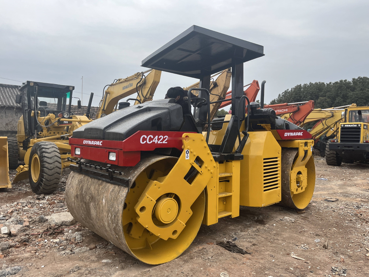 Used road roller Dynapac CC422 with Double Drum Roller in Good Condition - Úthenger: 2 kép. Used road roller Dynapac CC422 with Double Drum Roller in Good Condition - Úthenger: 2 kép.