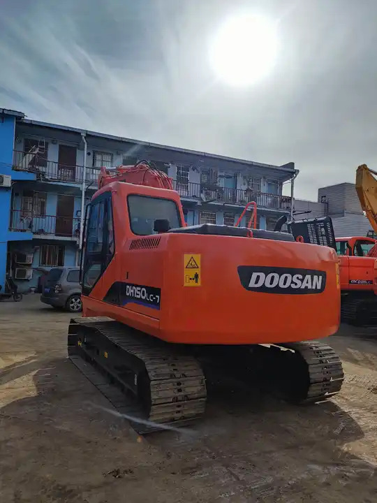 Well-maintained Cheap Price Korea Original Used Doosan Dh150,Dh150lc-7 Crawler Excavator in Shanghai - Lánctalpas kotró: 2 kép. Well-maintained Cheap Price Korea Original Used Doosan Dh150,Dh150lc-7 Crawler Excavator in Shanghai - Lánctalpas kotró: 2 kép.