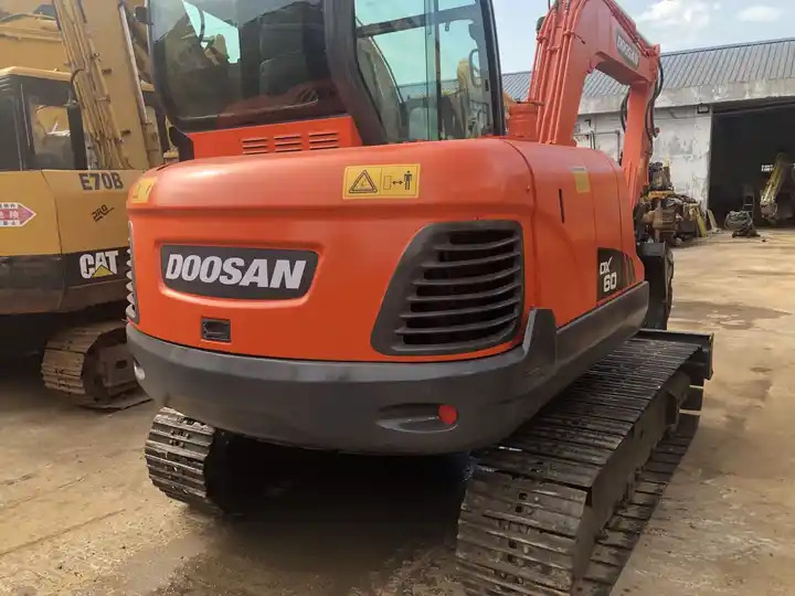 Doosan excavator used dx60 dh60 dx55 dh55 mini excavator 6 ton mini excavator free shipping - Lánctalpas kotró: 3 kép. Doosan excavator used dx60 dh60 dx55 dh55 mini excavator 6 ton mini excavator free shipping - Lánctalpas kotró: 3 kép.
