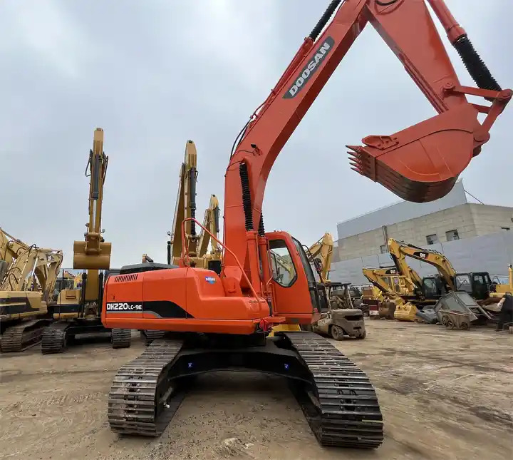 Used original Korea Doosan 20 ton excavator with cheap price and good condition DOOSAN Dx220LC-9e - Lánctalpas kotró: 5 kép. Used original Korea Doosan 20 ton excavator with cheap price and good condition DOOSAN Dx220LC-9e - Lánctalpas kotró: 5 kép.