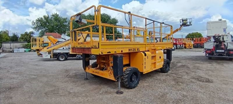 Haulotte H12SXLNT - 12m, 4x4, diesel - Ollós emelő: 2 kép. Haulotte H12SXLNT - 12m, 4x4, diesel - Ollós emelő: 2 kép.