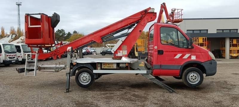 Iveco Daily Isoli PT165 - 16,5 m - Emelőkosaras teherautó: 4 kép. Iveco Daily Isoli PT165 - 16,5 m - Emelőkosaras teherautó: 4 kép.
