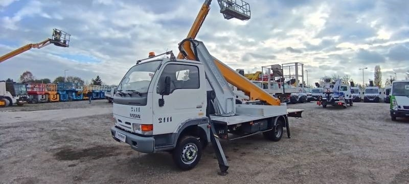Nissan Cabstar Multitel 180 ALU AZ - 18 m - Emelőkosaras teherautó: 2 kép. Nissan Cabstar Multitel 180 ALU AZ - 18 m - Emelőkosaras teherautó: 2 kép.