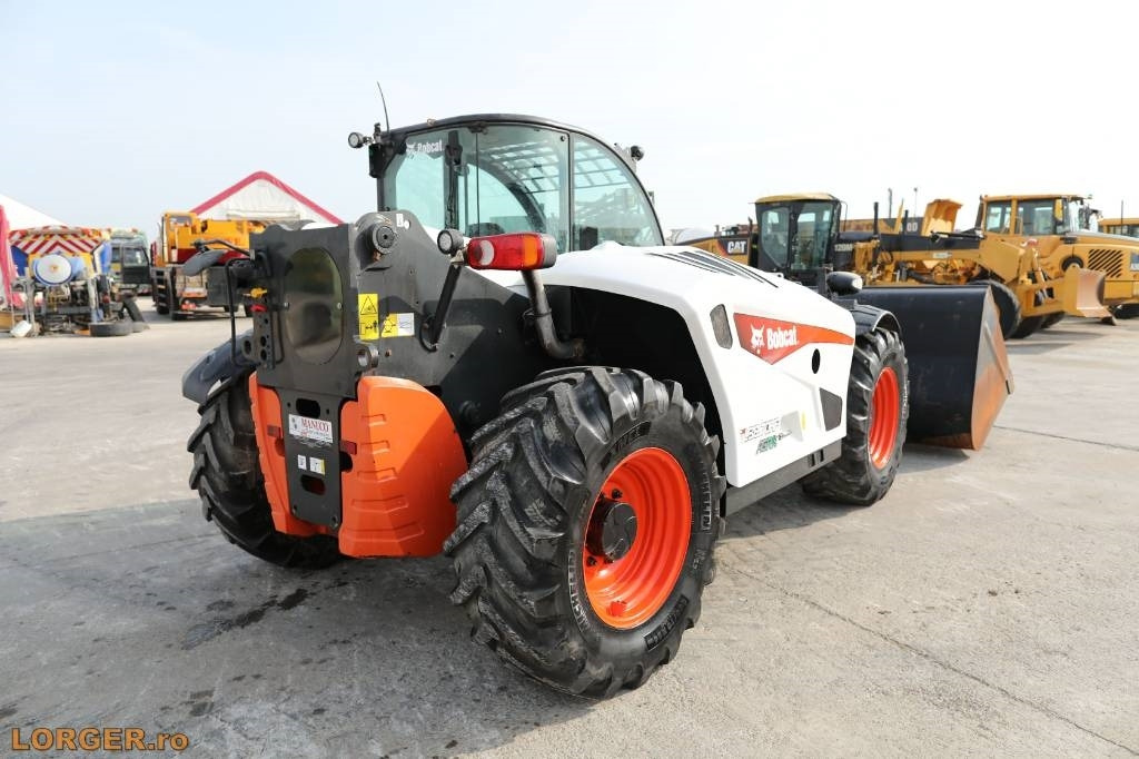 Bobcat TL38.70HF - Teleszkópos rakodó: 3 kép. Bobcat TL38.70HF - Teleszkópos rakodó: 3 kép.