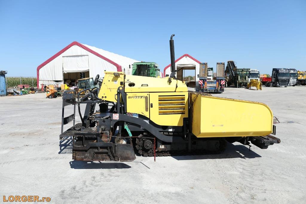 Bomag BF 222 C - Útburkológép: 1 kép. Bomag BF 222 C - Útburkológép: 1 kép.