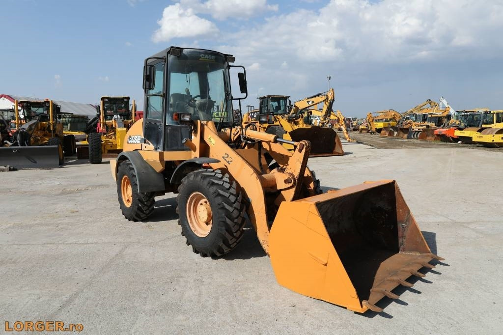 Case 211 D - Gumikerekes homlokrakodó: 4 kép. Case 211 D - Gumikerekes homlokrakodó: 4 kép.