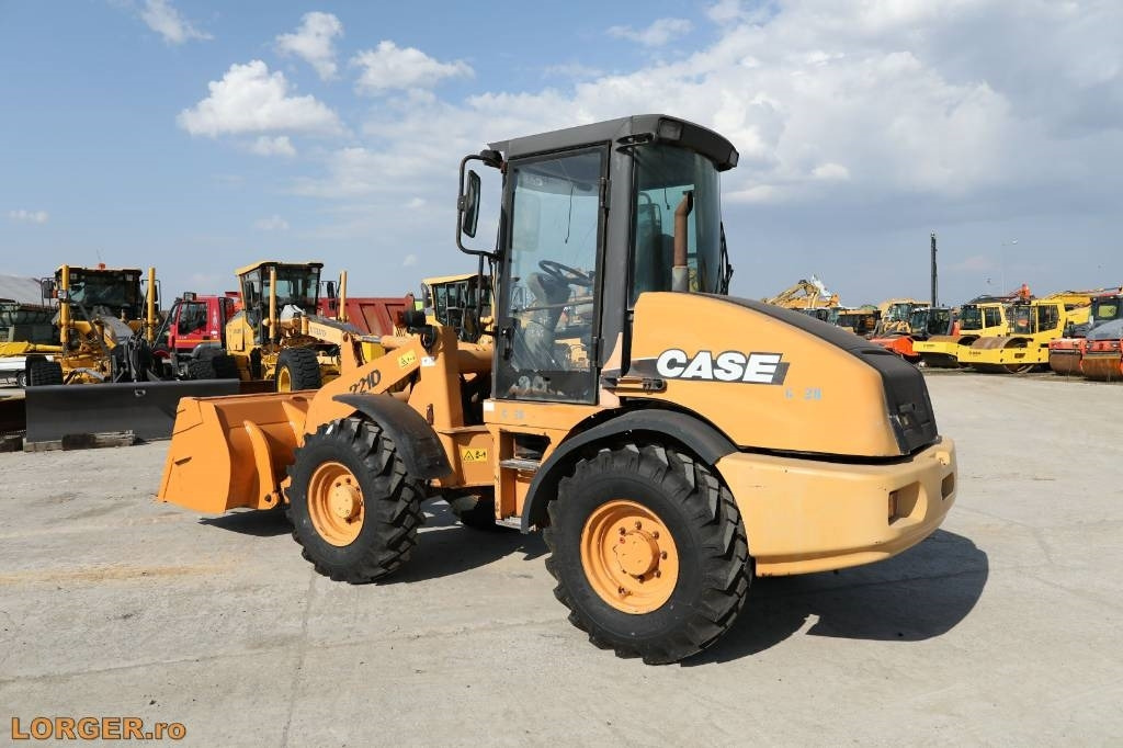 Case 211 D - Gumikerekes homlokrakodó: 2 kép. Case 211 D - Gumikerekes homlokrakodó: 2 kép.