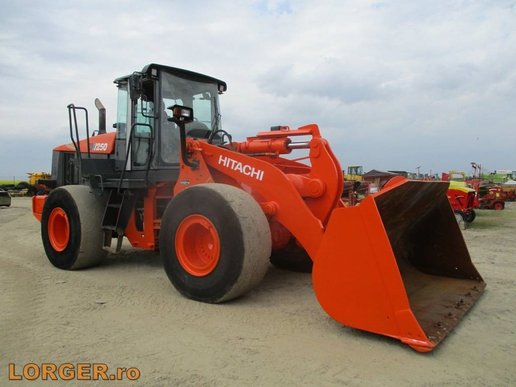 Hitachi ZW 250 - Gumikerekes homlokrakodó: 4 kép. Hitachi ZW 250 - Gumikerekes homlokrakodó: 4 kép.