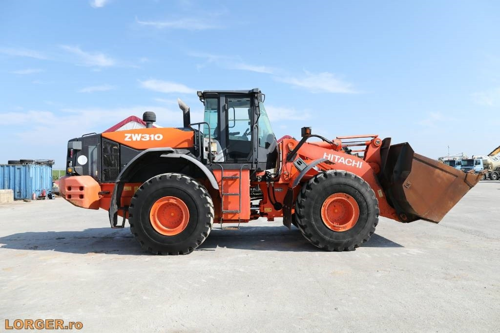 Hitachi ZW 310-5B - Gumikerekes homlokrakodó: 2 kép. Hitachi ZW 310-5B - Gumikerekes homlokrakodó: 2 kép.