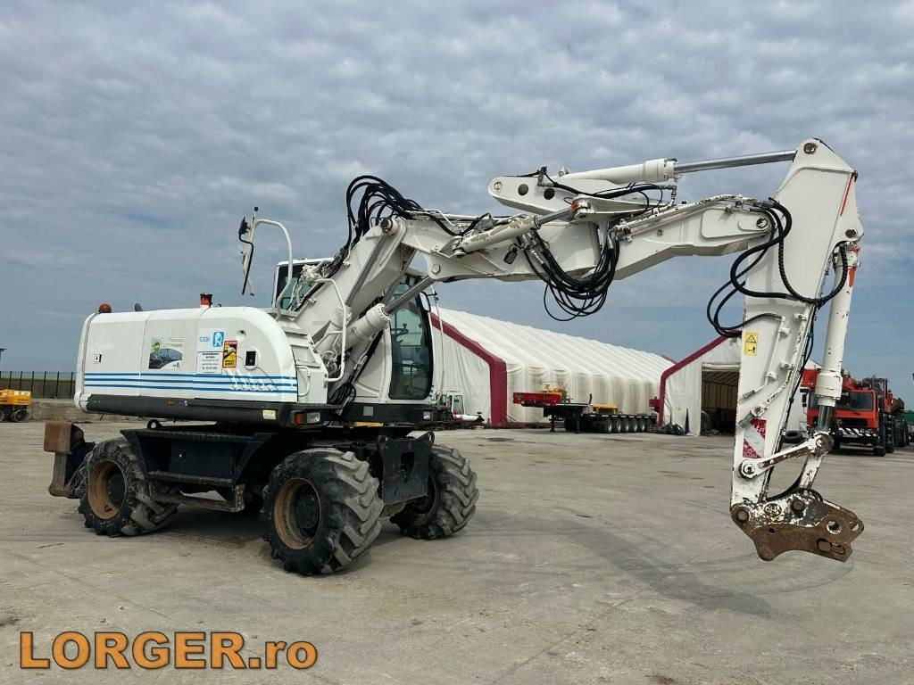 Hitachi ZX 140 W-3 - Gumikerekes kotró: 1 kép. Hitachi ZX 140 W-3 - Gumikerekes kotró: 1 kép.