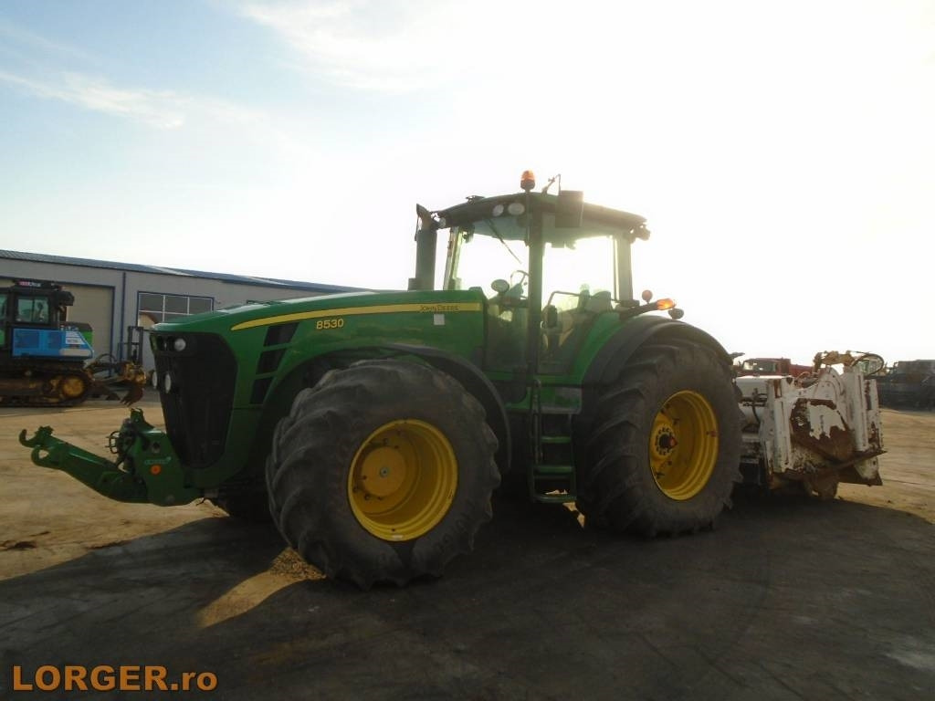 John Deere 8530 cu stabilizator de sol Wirtgen WS 250. - Traktor: 2 kép. John Deere 8530 cu stabilizator de sol Wirtgen WS 250. - Traktor: 2 kép.