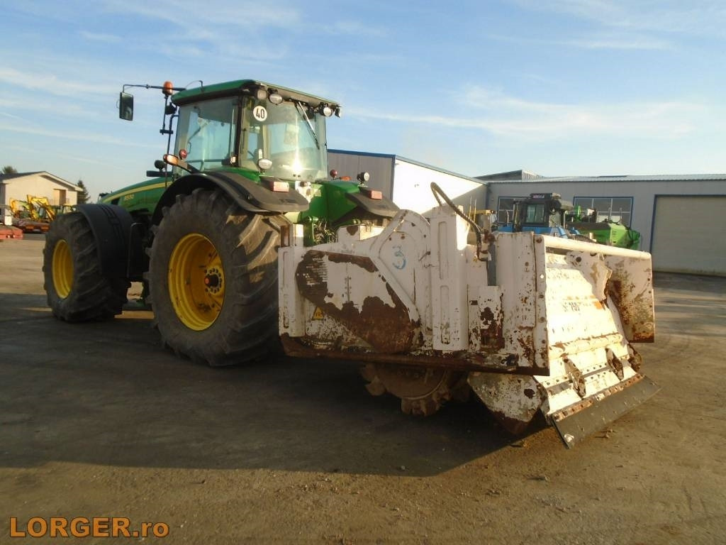 John Deere 8530 cu stabilizator de sol Wirtgen WS 250. - Traktor: 3 kép. John Deere 8530 cu stabilizator de sol Wirtgen WS 250. - Traktor: 3 kép.