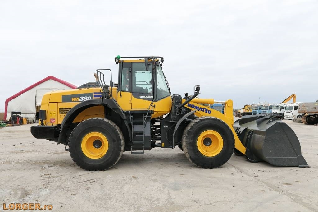 Komatsu WA 380-8EO - Gumikerekes homlokrakodó: 3 kép. Komatsu WA 380-8EO - Gumikerekes homlokrakodó: 3 kép.