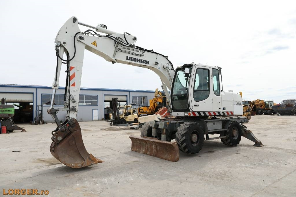 Liebherr A 316 Litronic - Gumikerekes kotró: 5 kép. Liebherr A 316 Litronic - Gumikerekes kotró: 5 kép.