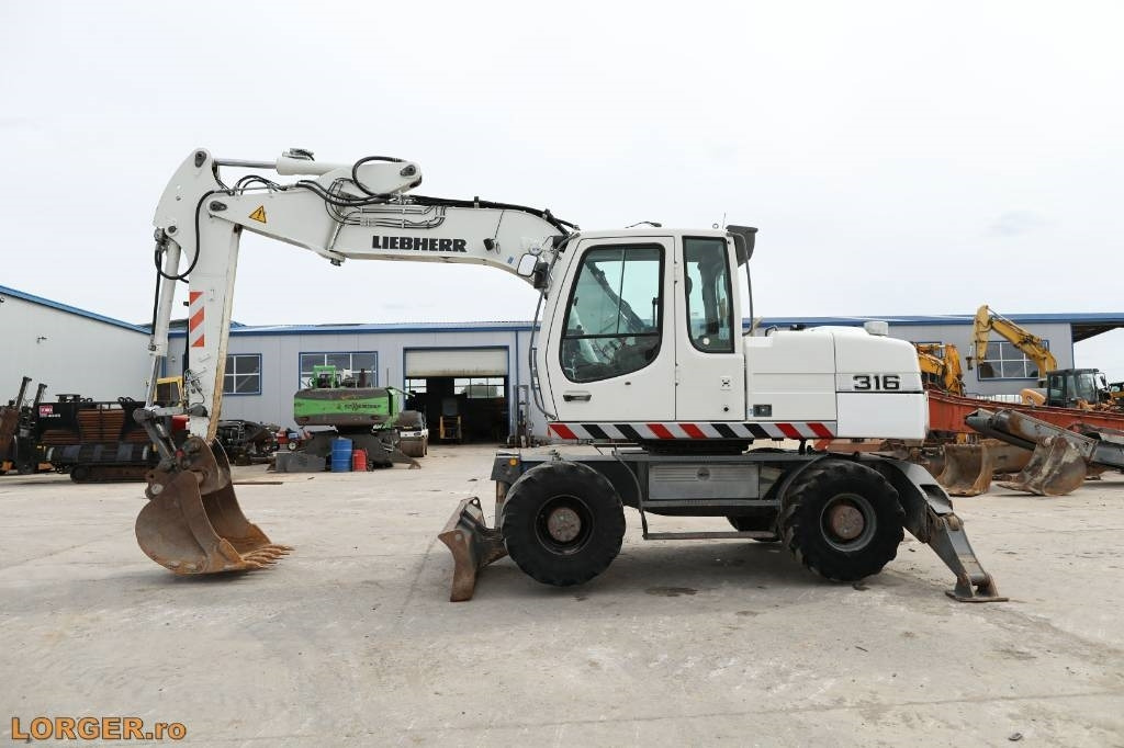 Liebherr A 316 Litronic - Gumikerekes kotró: 4 kép. Liebherr A 316 Litronic - Gumikerekes kotró: 4 kép.