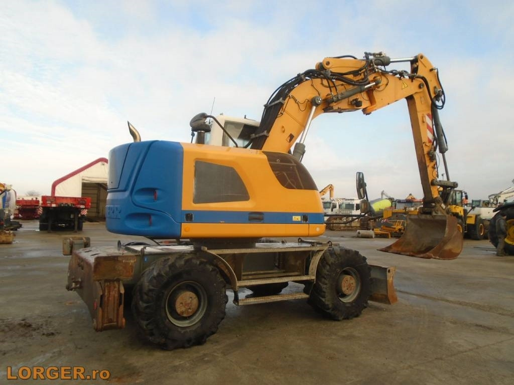 Liebherr A 914 Compact - Gumikerekes kotró: 3 kép. Liebherr A 914 Compact - Gumikerekes kotró: 3 kép.
