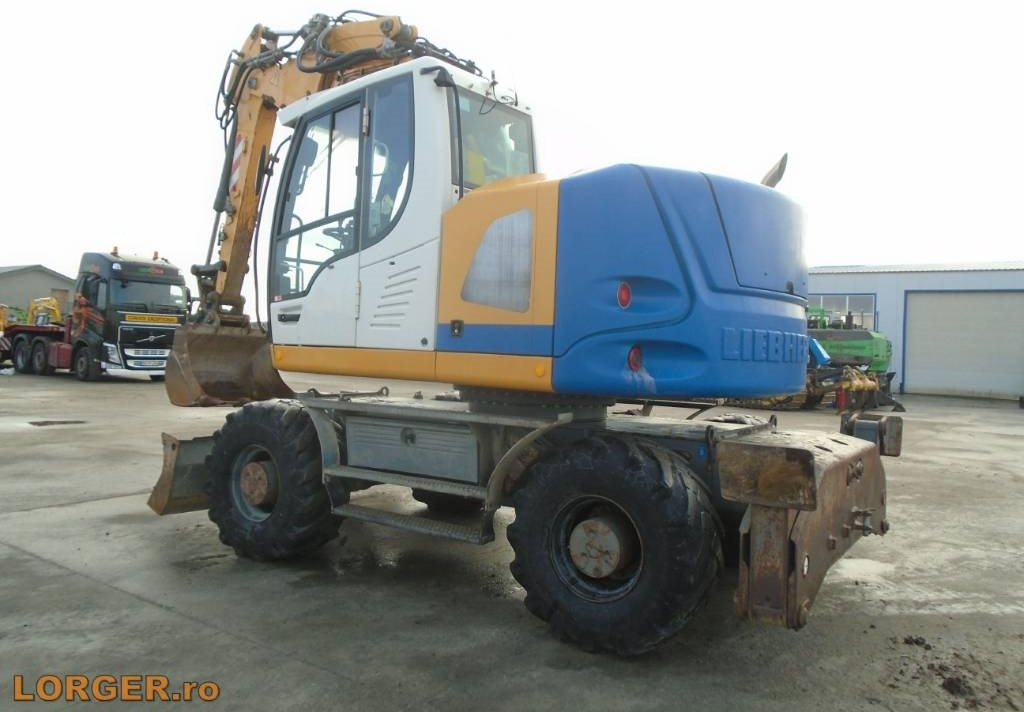 Liebherr A 914 Compact - Gumikerekes kotró: 2 kép. Liebherr A 914 Compact - Gumikerekes kotró: 2 kép.
