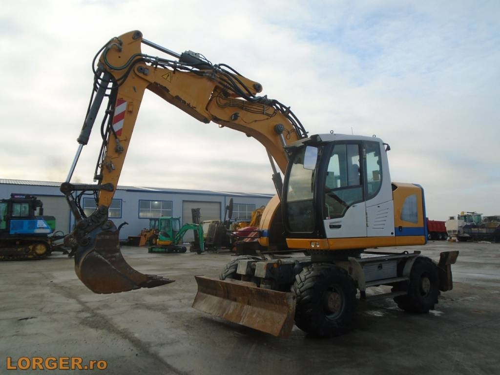 Liebherr A 914 Compact - Gumikerekes kotró: 1 kép. Liebherr A 914 Compact - Gumikerekes kotró: 1 kép.