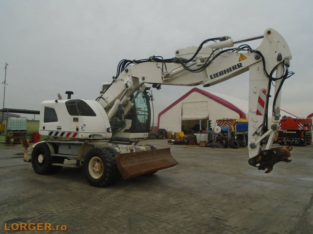 Liebherr A 918 Compact - Gumikerekes kotró: 4 kép. Liebherr A 918 Compact - Gumikerekes kotró: 4 kép.