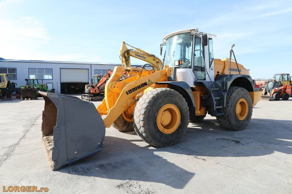 Liebherr L 544 - Gumikerekes homlokrakodó: 4 kép. Liebherr L 544 - Gumikerekes homlokrakodó: 4 kép.