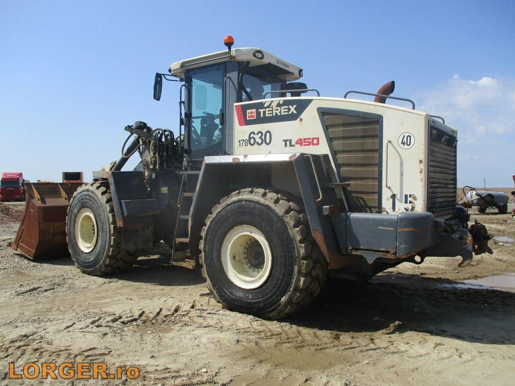 Terex TL 450 - Gumikerekes homlokrakodó: 2 kép. Terex TL 450 - Gumikerekes homlokrakodó: 2 kép.