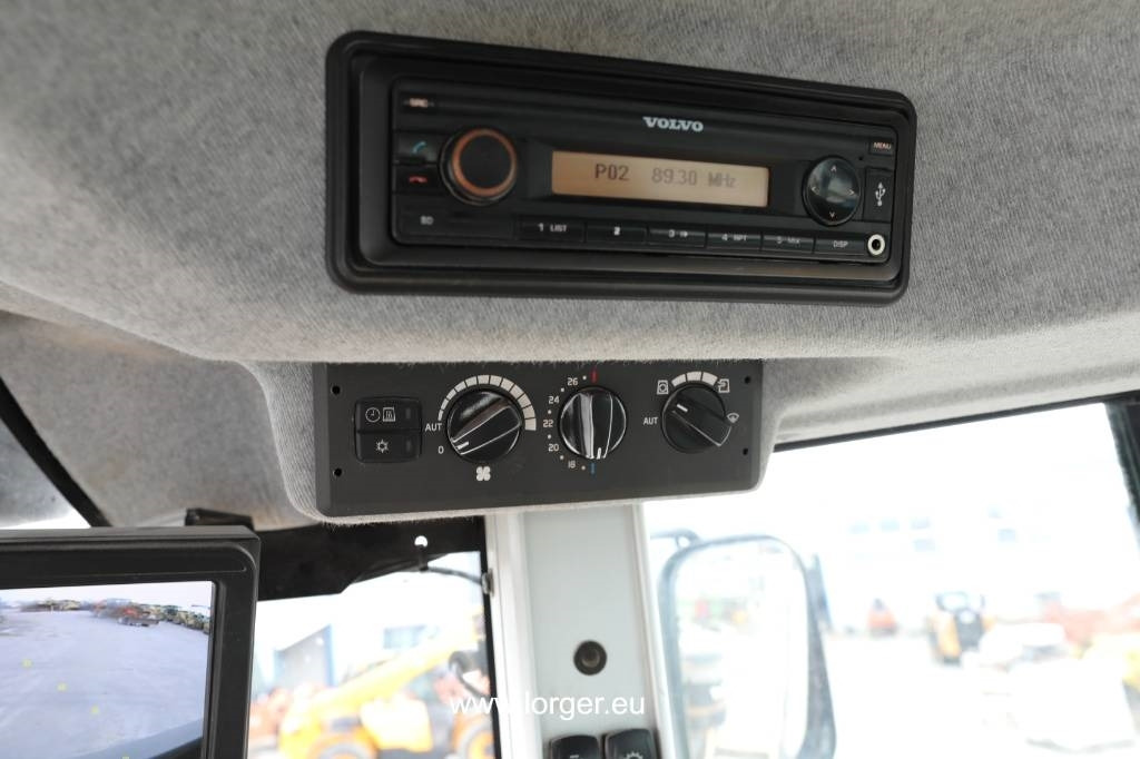 Gumikerekes homlokrakodó Volvo L 220 H: 21 kép.