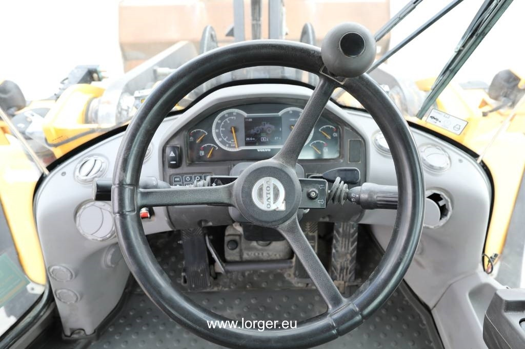 Gumikerekes homlokrakodó Volvo L 220 H: 18 kép.