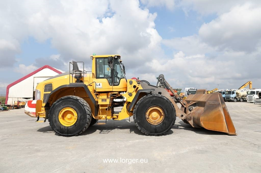 Volvo L 220 H - Gumikerekes homlokrakodó: 2 kép. Volvo L 220 H - Gumikerekes homlokrakodó: 2 kép.