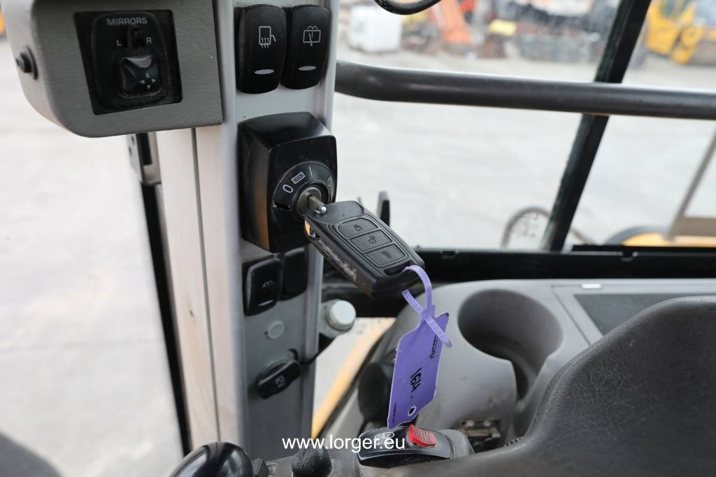 Gumikerekes homlokrakodó Volvo L 220 H: 22 kép.