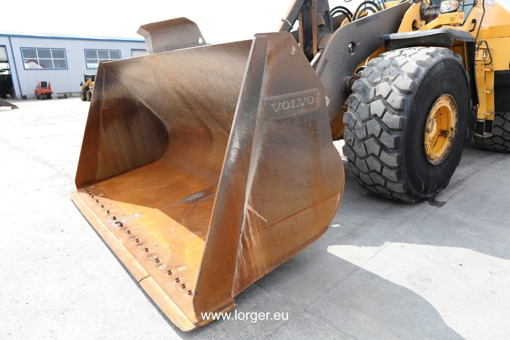 Gumikerekes homlokrakodó Volvo L 220 H: 8 kép.