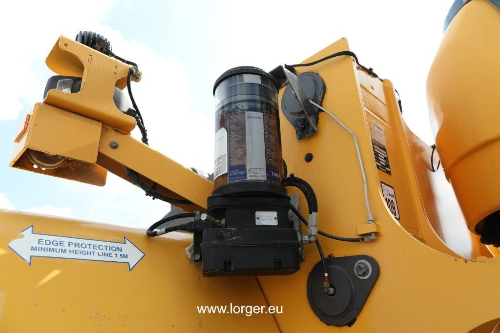 Gumikerekes homlokrakodó Volvo L 220 H: 15 kép.