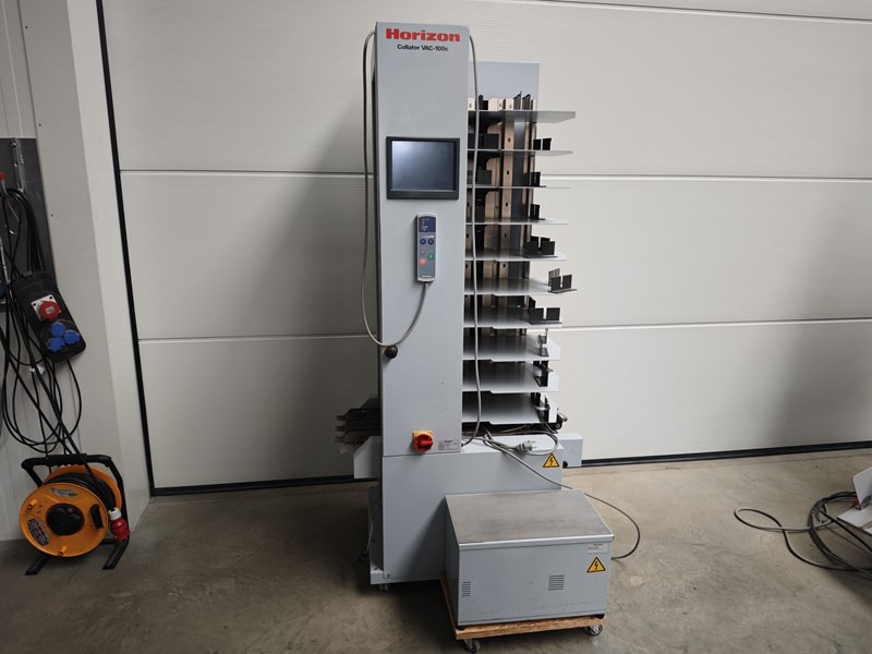 Horizon VAC-100 c | collator | 10 stations | 2008 | 33.2 mio - Nyomdagép: 1 kép. Horizon VAC-100 c | collator | 10 stations | 2008 | 33.2 mio - Nyomdagép: 1 kép.
