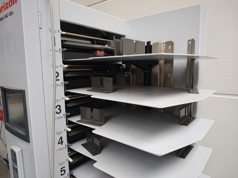 Horizon VAC-100 c | collator | 10 stations | 2008 | 33.2 mio - Nyomdagép: 4 kép. Horizon VAC-100 c | collator | 10 stations | 2008 | 33.2 mio - Nyomdagép: 4 kép.