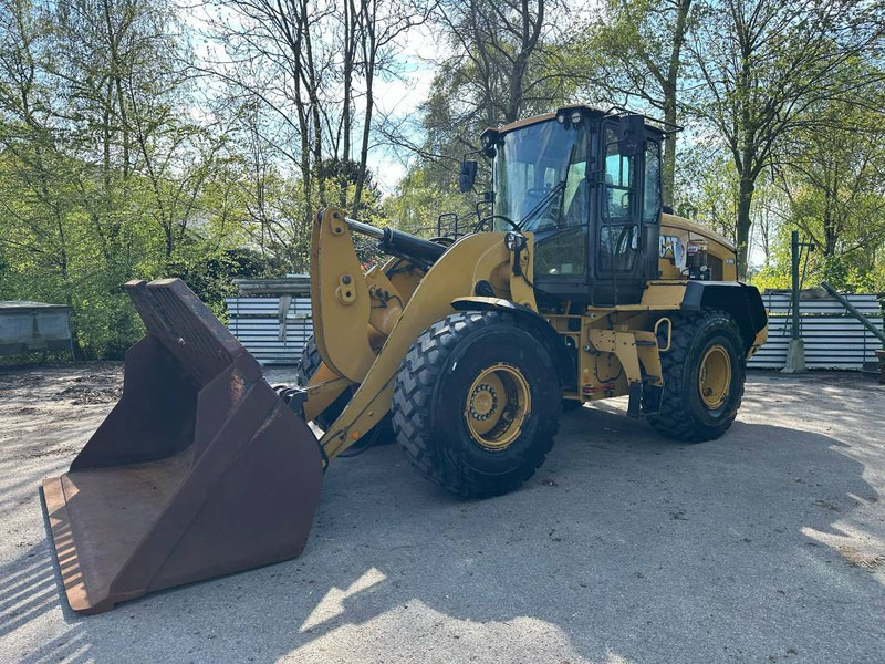 Cat 930M - Gumikerekes homlokrakodó: 2 kép. Cat 930M - Gumikerekes homlokrakodó: 2 kép.