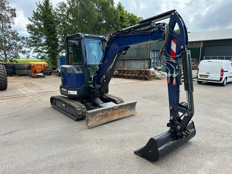 Doosan DX 35 Z - Minikotró: 4 kép. Doosan DX 35 Z - Minikotró: 4 kép.
