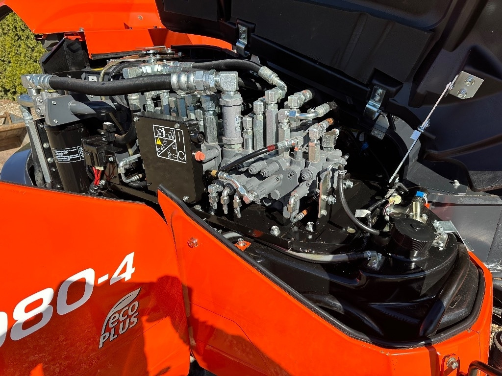 Minikotró Kubota KX 080-4: 14 kép.